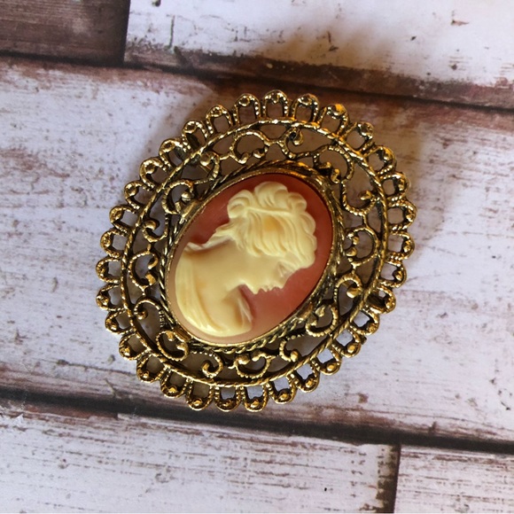Cameo Brooch Pin - Picture 4 of 10